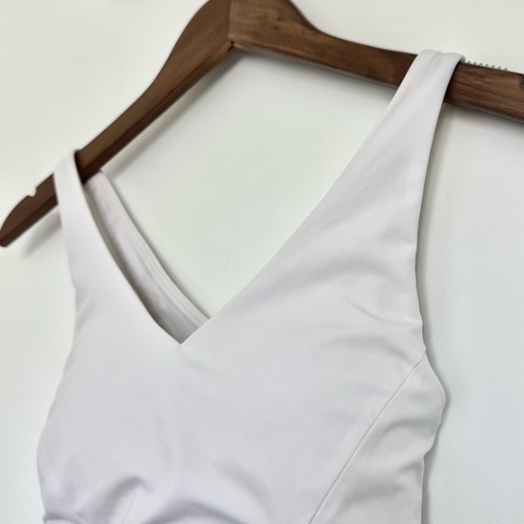 Size 4 Lululemon White Envital Sports Bra B/C Cup Cross back with Padding Pads - Picture 7 of 13